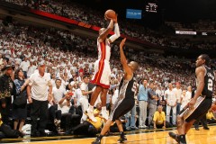 NBA休赛期阵容调整盘点：湖人等队交易引援引发争议